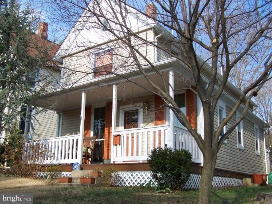 Charming, renovated 2 bedroom 1 1/2 bath home with vaulted master bedroom ceiling and custom built-in closets, ceiling fans, huge master bath w/jetted tub and separate large ceramic tile shower,  central air conditioning, renovated kitchen with convection range, 3 car parking pad in rear for easy off street parking. Front porch and large shaded backyard .  Wonderful location a must-see.