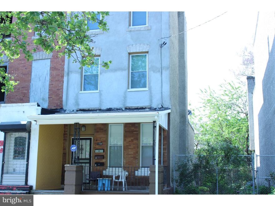 Spacious 2 bedroom 1 bath apartment for rent, 2nd floor unit, ceiling fan in each room, total rehab, close to restaurants, public transportation and Hospital. Rent is 950.