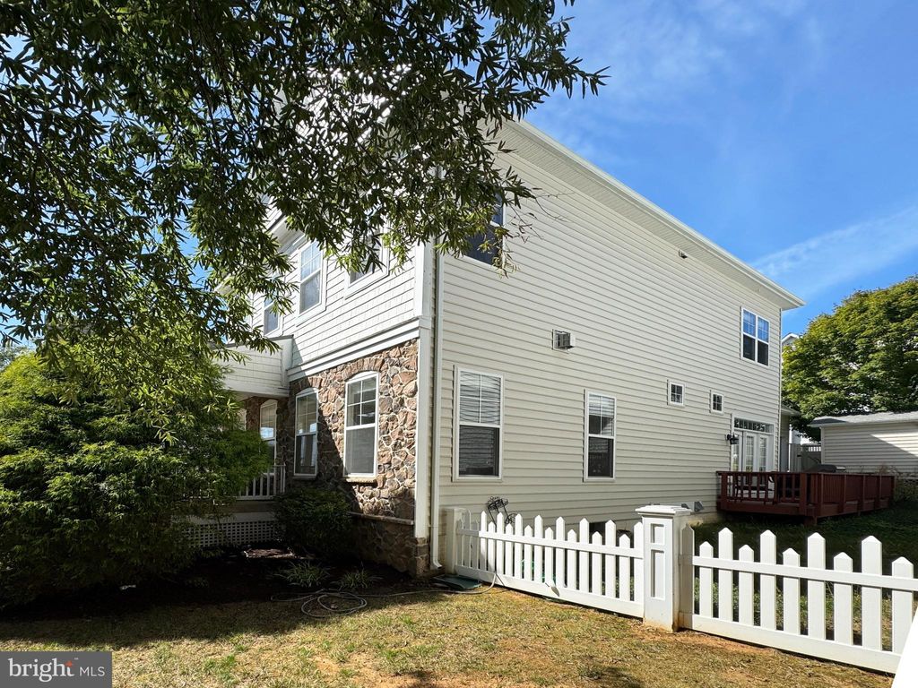 Photo of 17571 Lethridge Circle, ROUND HILL, VA 20141 (MLS # VALO2108446)