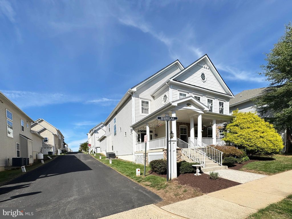 Photo of 17571 Lethridge Circle, ROUND HILL, VA 20141 (MLS # VALO2108446)