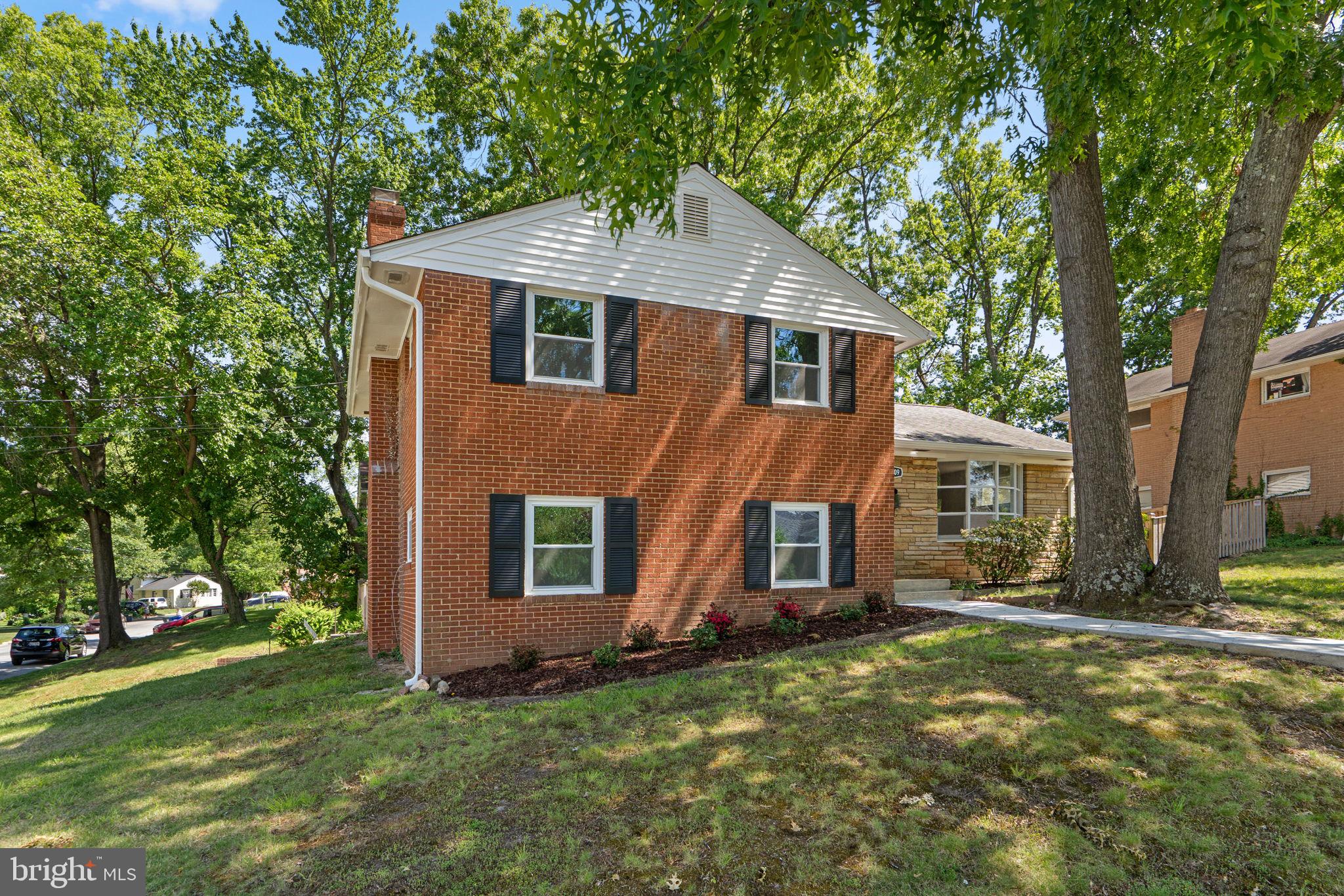 COLLEGE PARK WOODS - Residential