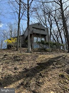 First Look Initiative for home buyers through 4/22/2025. This unique home overlooks Berkeley Springs and is situated on 1/2 acre. It features a deck off of all 3 bedrooms and lots of windows to enjoy the view. All hardwood floors and fireplace in the family room. There is plenty of room in this house and lots of opportunity to expand in the basement! Don't miss out on this one!