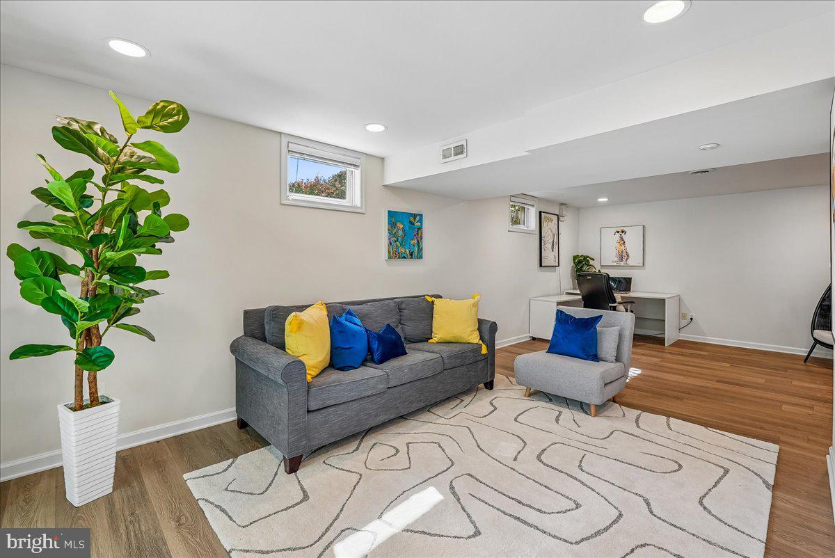 OAKTON GLEN - Residential