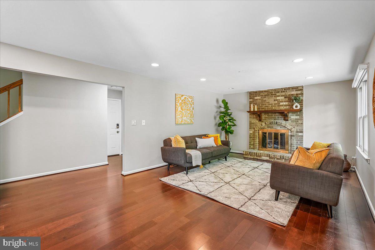 OAKTON GLEN - Residential