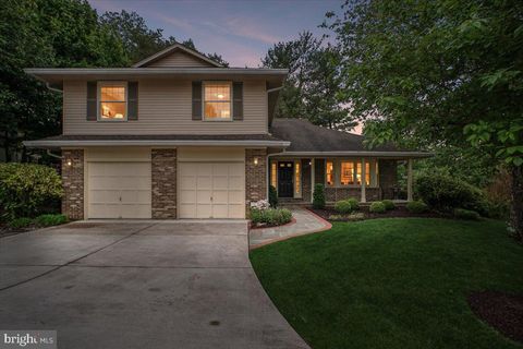 Photo of 10033 Glencroft Court, VIENNA, VA 22181 (MLS # VAFX2310520)