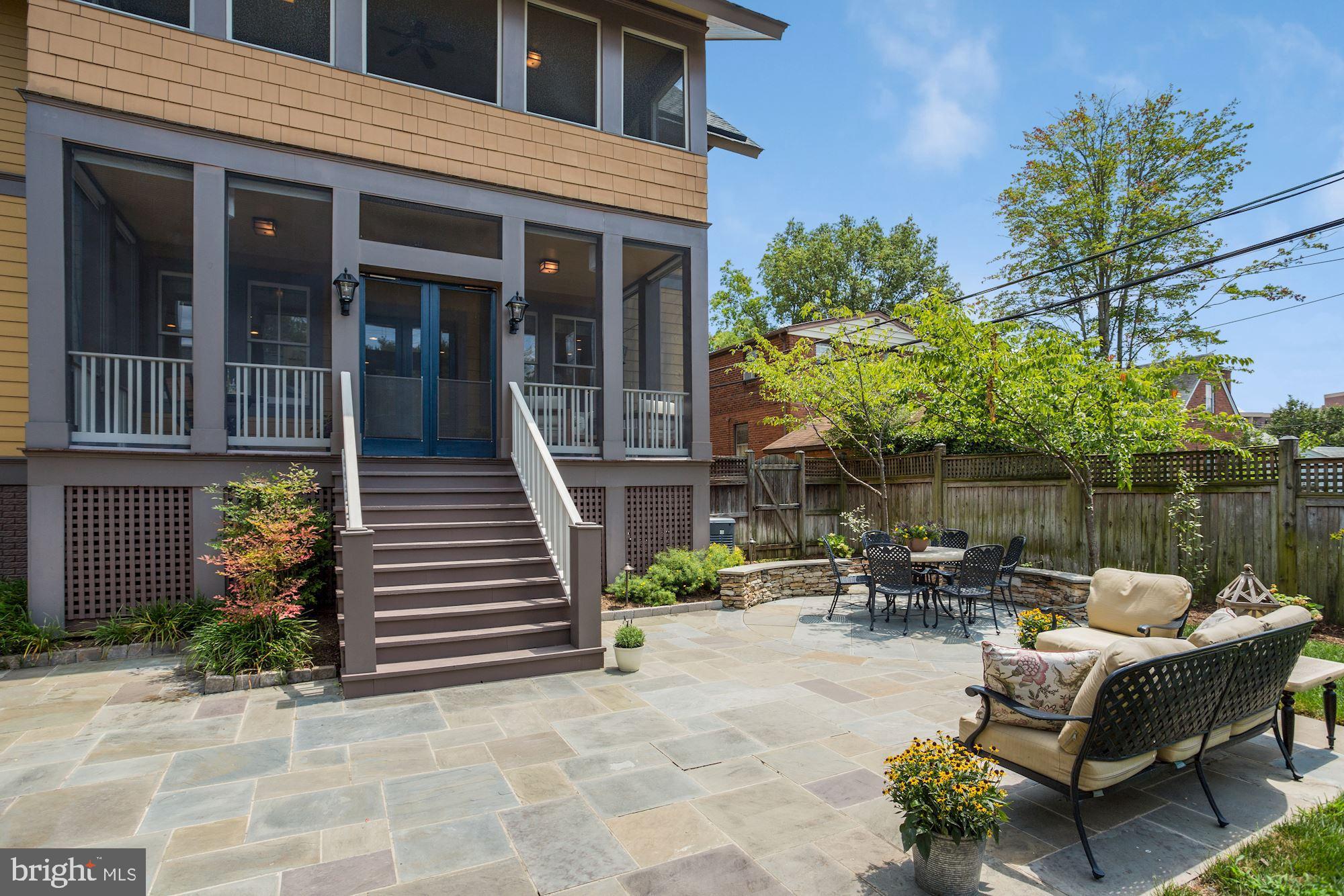 LYON VILLAGE - Residential