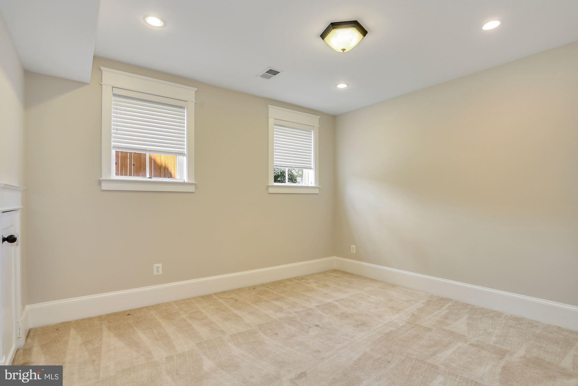 LYON VILLAGE - Residential