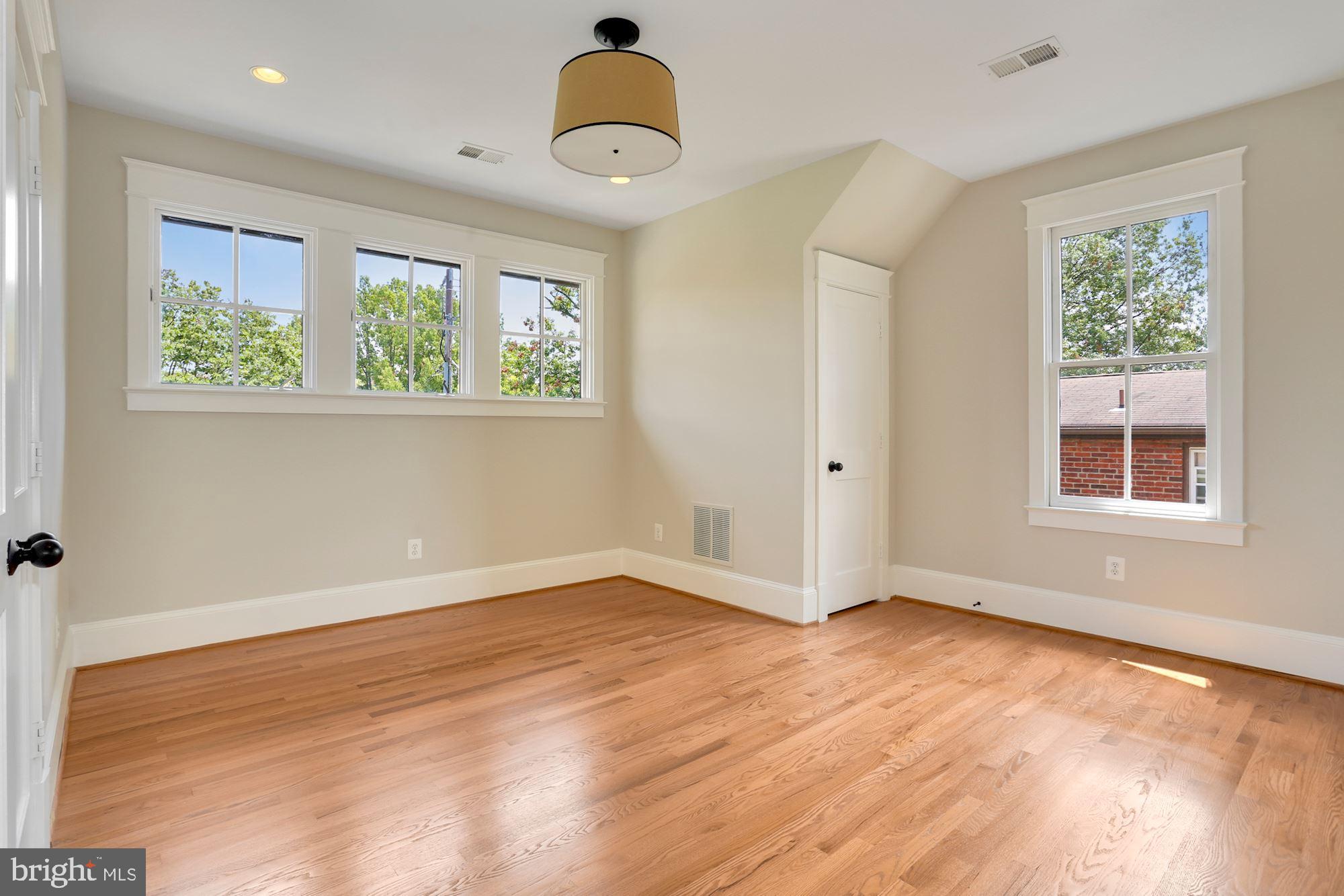 LYON VILLAGE - Residential