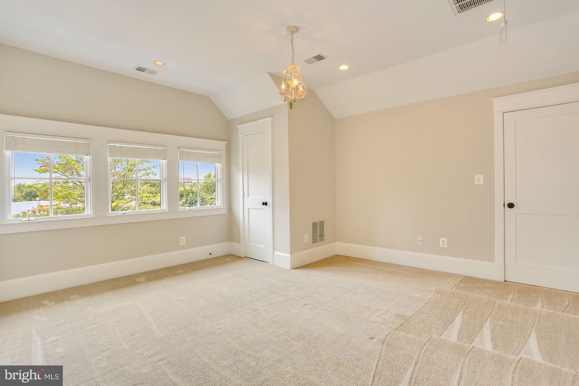 LYON VILLAGE - Residential