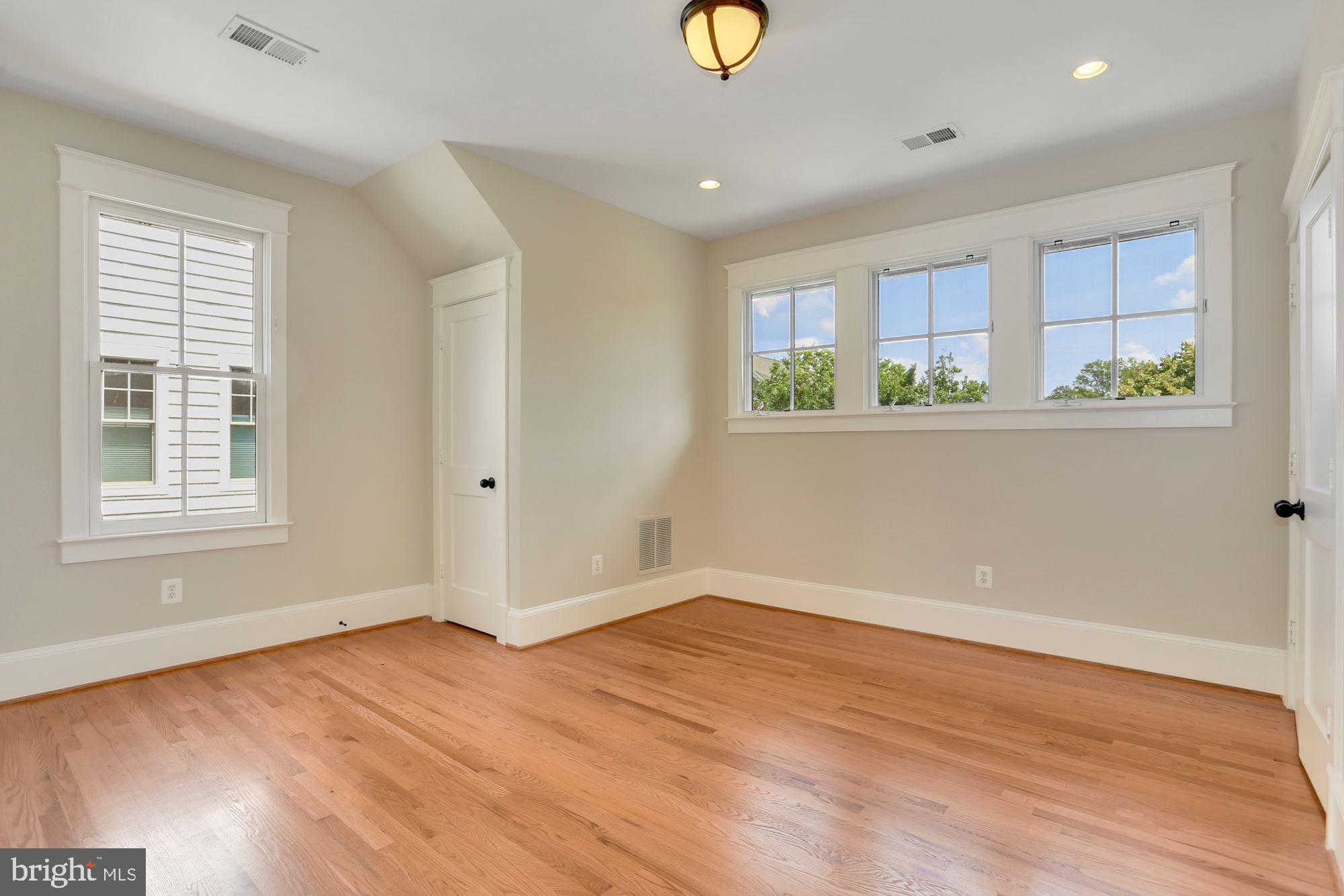 LYON VILLAGE - Residential