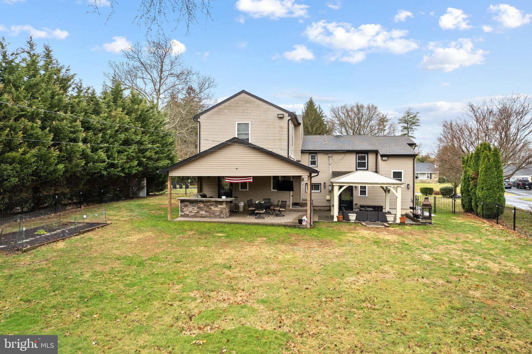 HILLSIDE MANOR - Residential