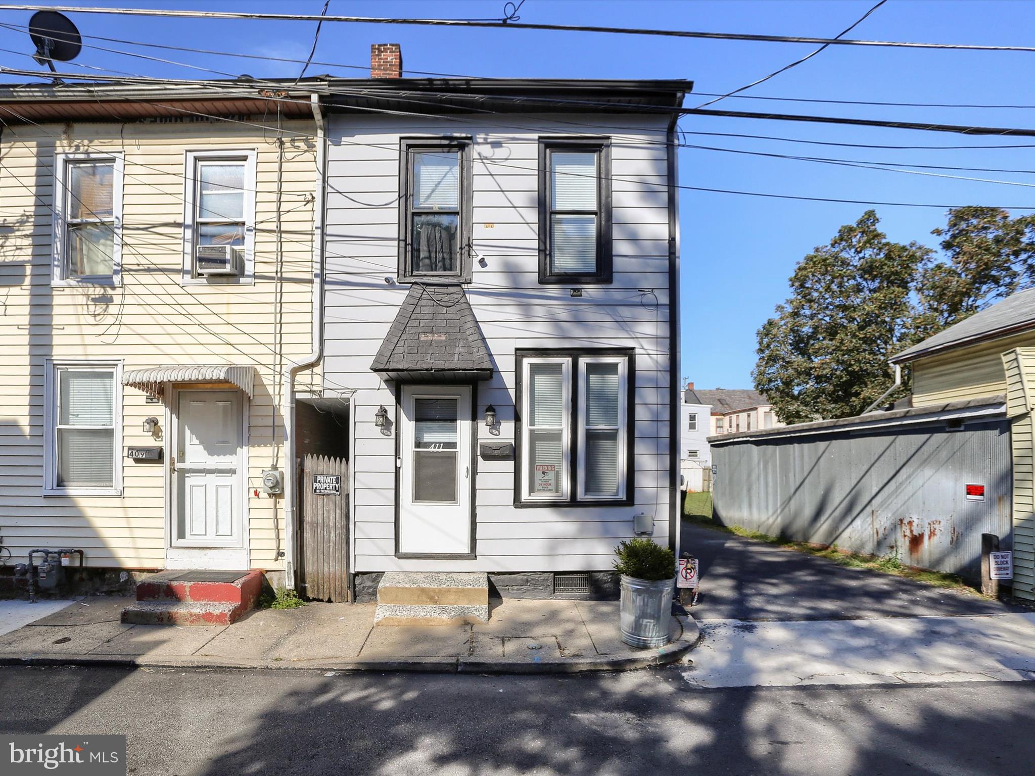 This well-cared-for 2 bedroom, 1 bathroom end-unit townhouse includes two parcels—a rare opportunity in the city to enjoy your own driveway, storage shed, and fully fenced backyard.
Step inside to find a tiled shower, a blend of hardwood and luxury vinyl plank flooring, and the convenience of main-level laundry. The spacious attic offers excellent storage or the potential to be finished for additional living space.
Perfect for a first-time buyer, downsizer, or investor, this home combines comfort with opportunity—and to top it off, it will be sold with a one-year home warranty for added peace of mind!