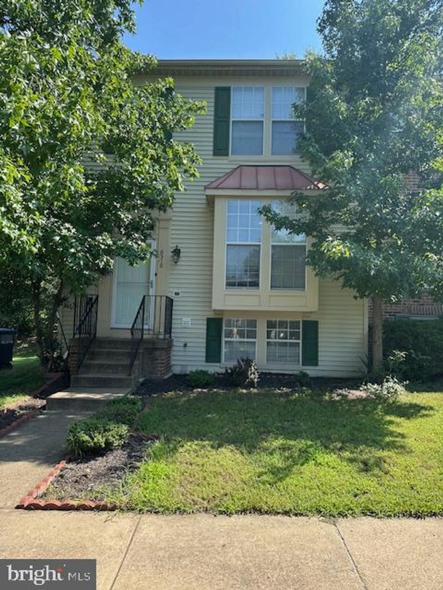 Please do not  show  without tenant confirmed the tenant. Call first tenant, End Unit three level townhouse in great location, great school district, close to shopping centers.