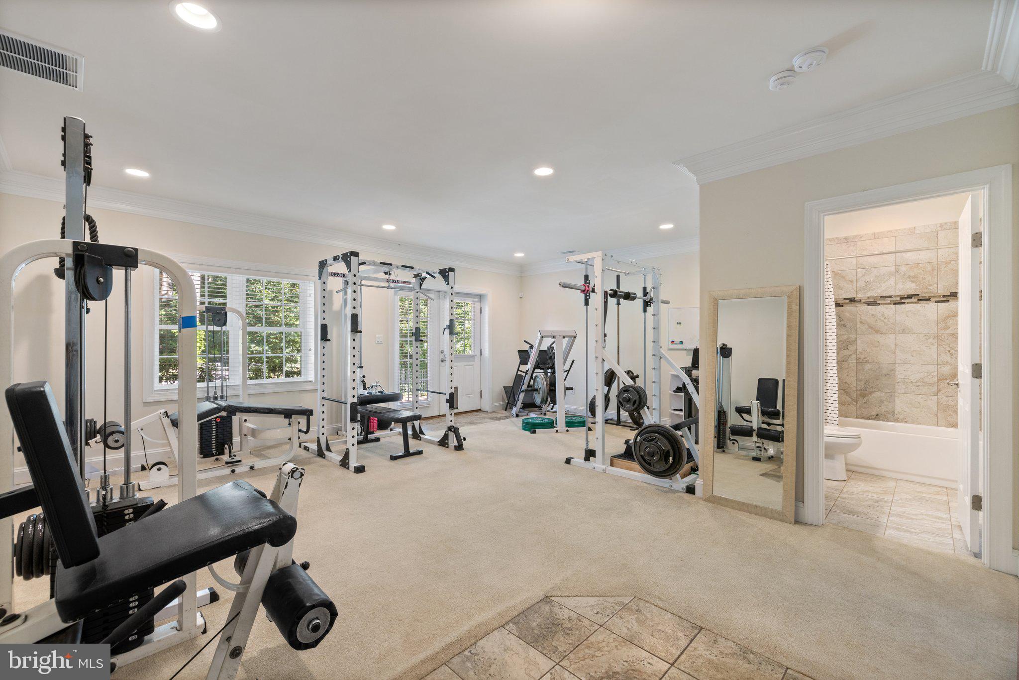 BREEZY KNOLL - Residential