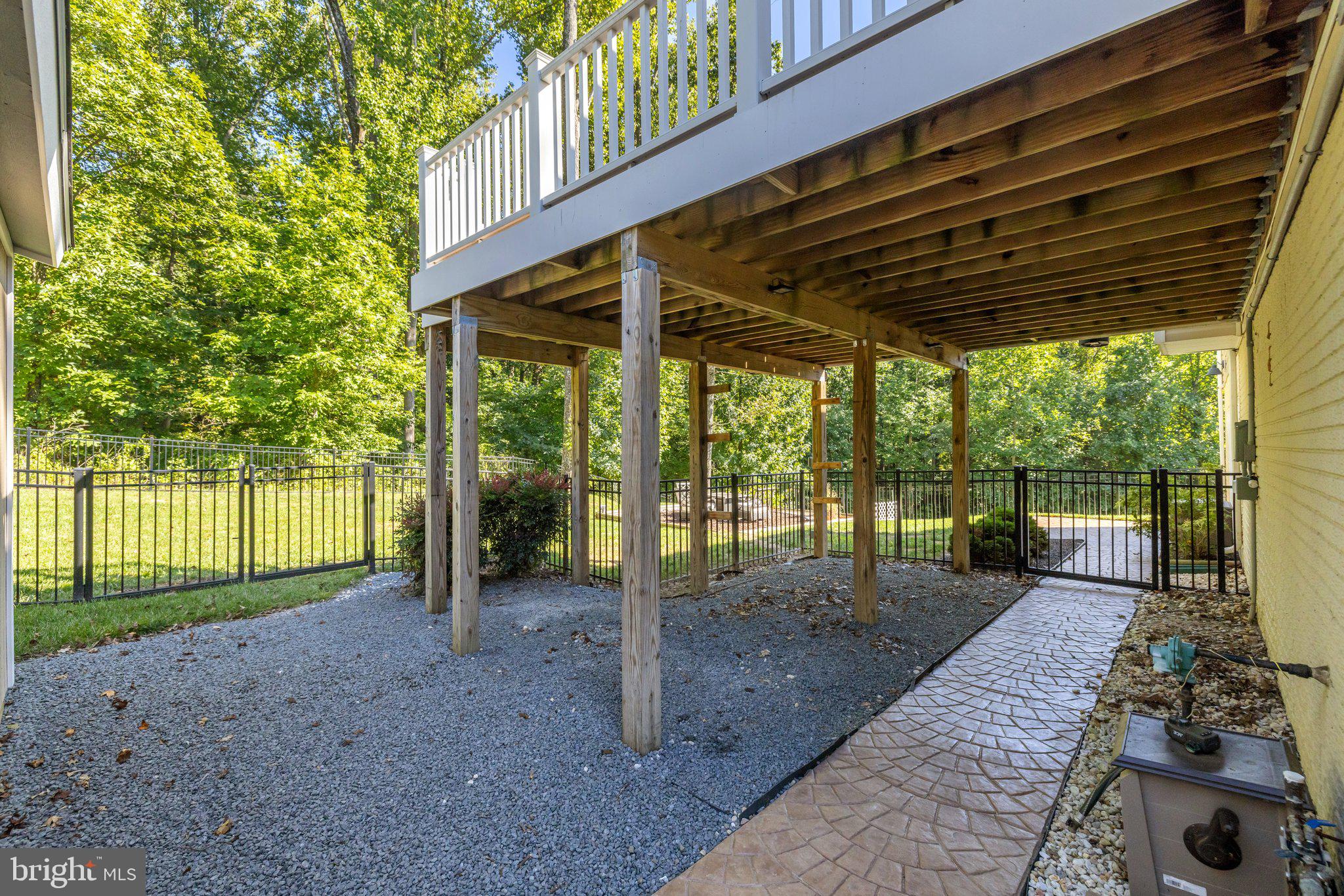 BREEZY KNOLL - Residential