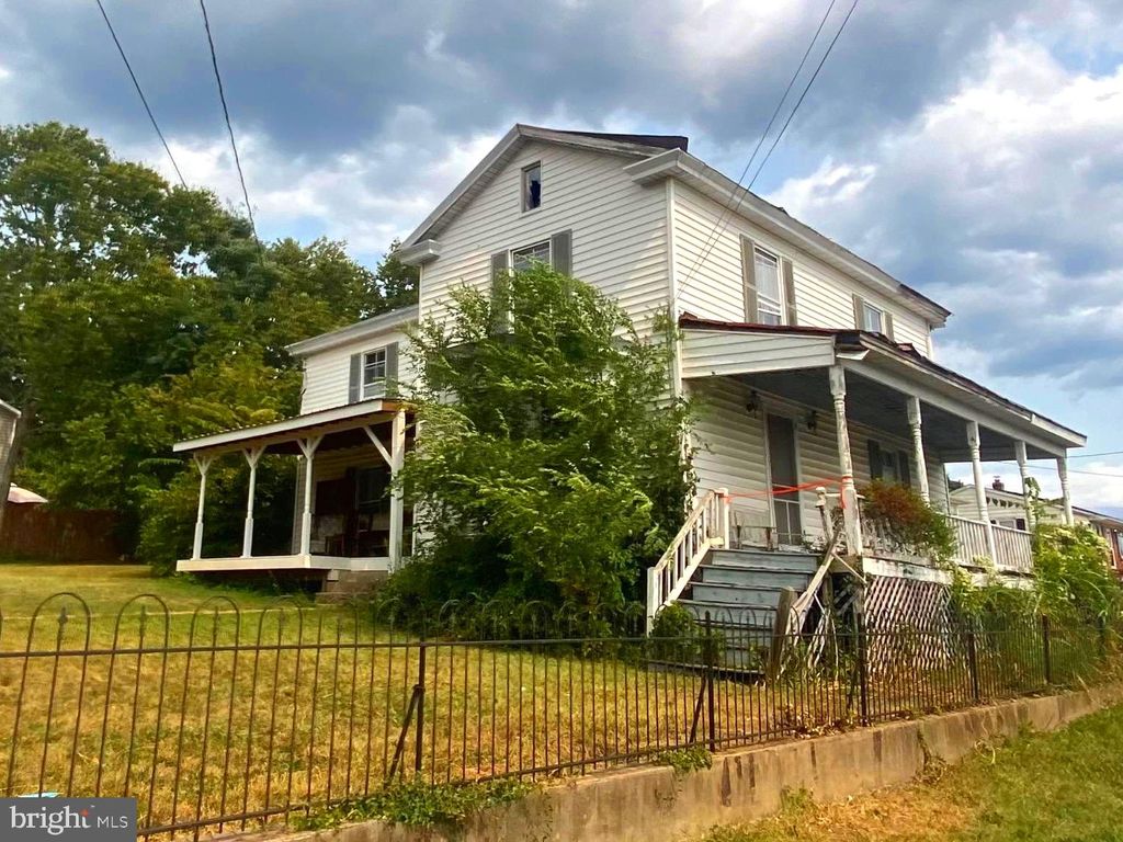Photo of 427 Thompson Street, STRASBURG, VA 22657 (MLS # VASH2012496)