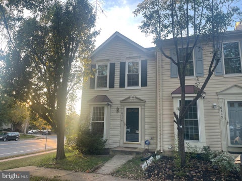 Townhouse For Rent - 6114 Jenlar Drive<br/> CENTREVILLE, VA 20121