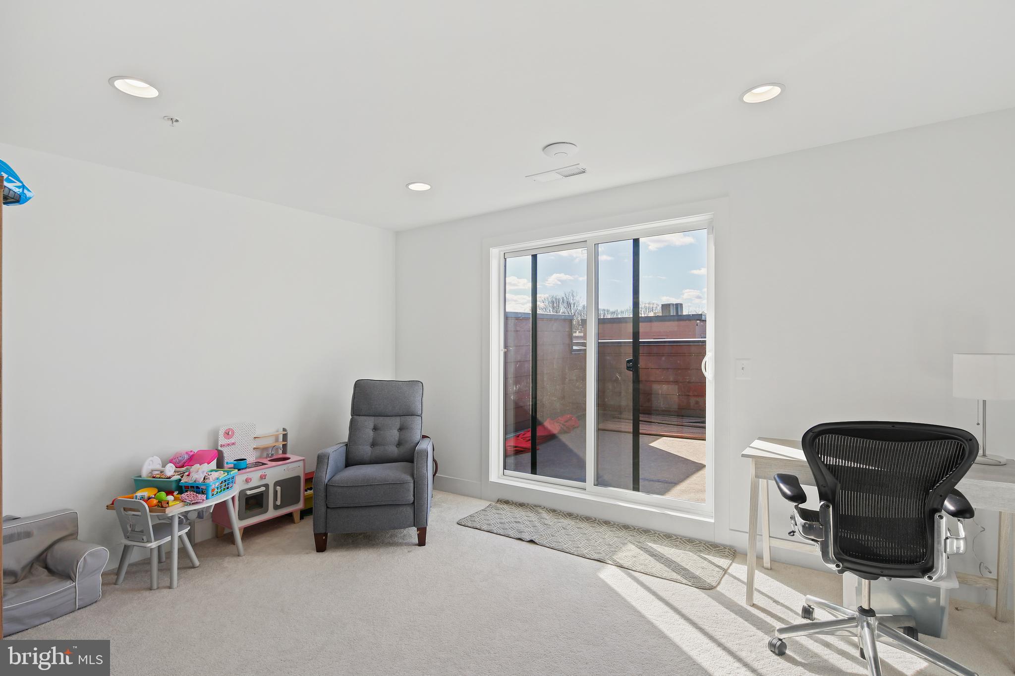 TOWER OAKS - Residential Lease