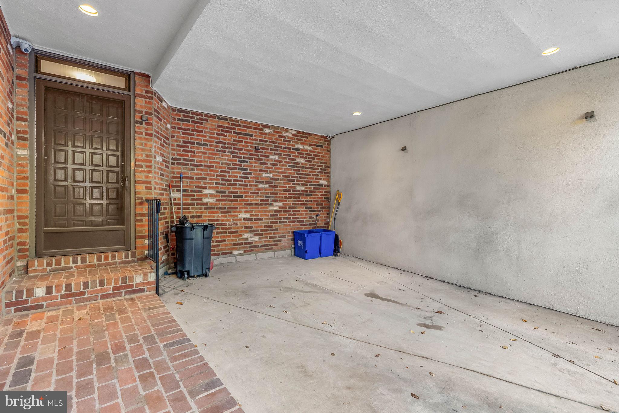 956 S FRONT STREET