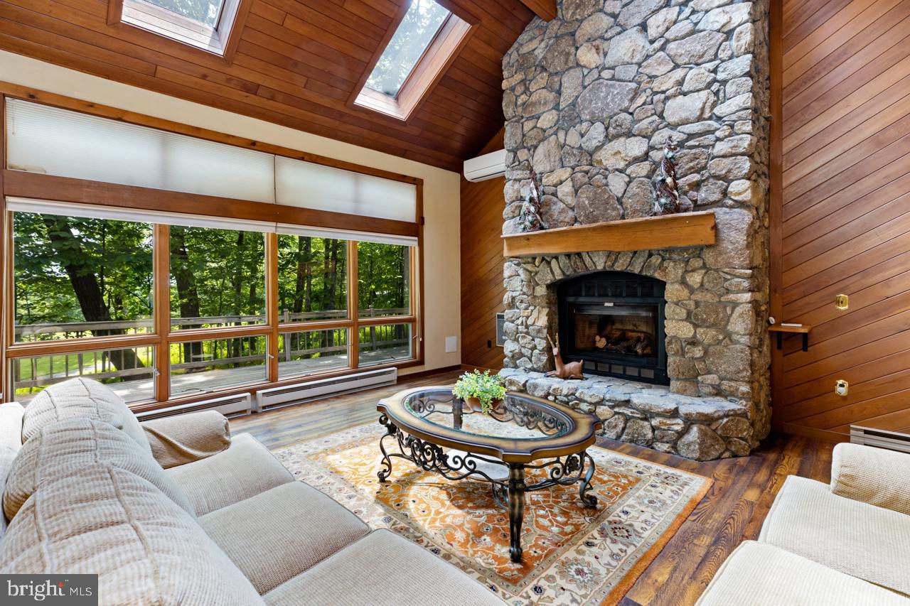 WINTERGREEN DEVILS KNOB - Residential