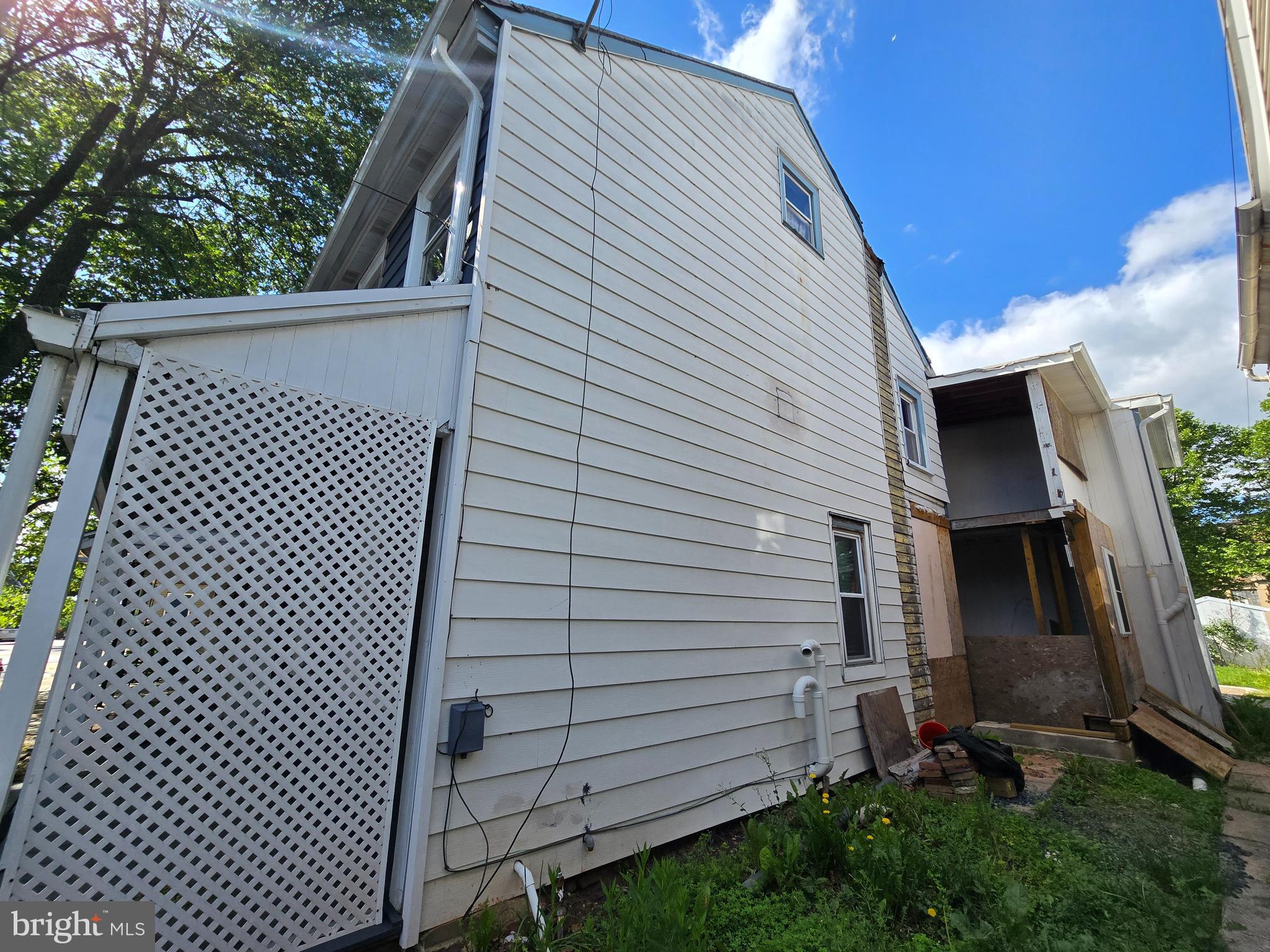 Main image without alt text