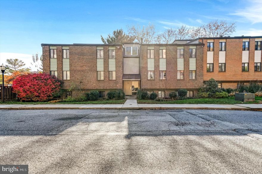 BACK ON MARKET!! 

Welcome Home! Fully updated 1 bedroom, 1 bathroom condo in Rockland Run. Kitchen boasts brand new refrigerator and microwave. Spacious living room and bedrooms boast new laminate flooring. Storage locker and community laundry in building. Excellent location near great schools, shopping, restaurants and adjacent to 695. Must see!!