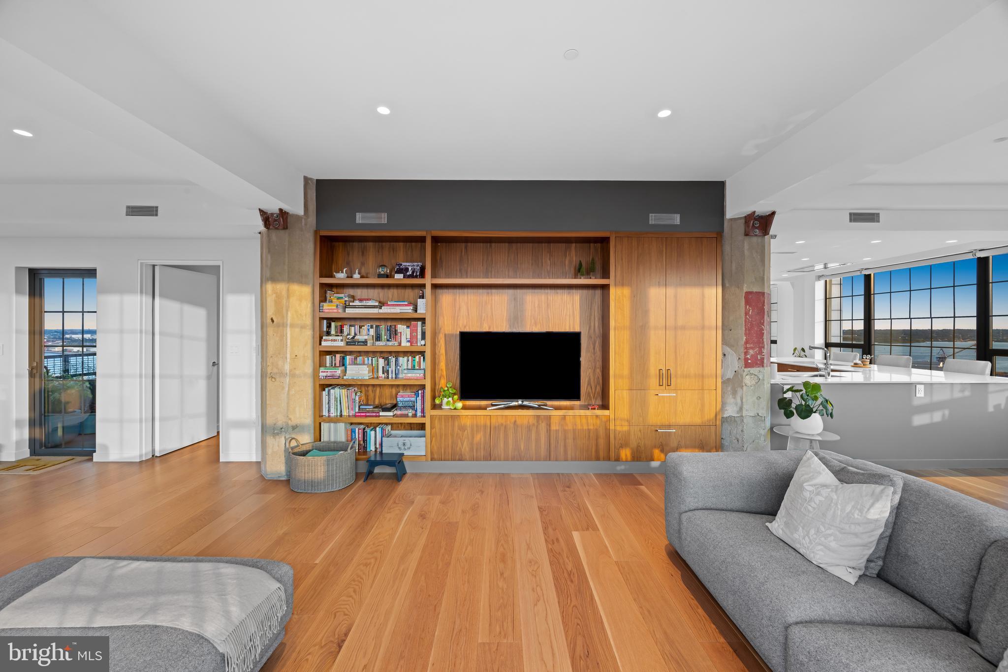 LOCUST POINT - Residential