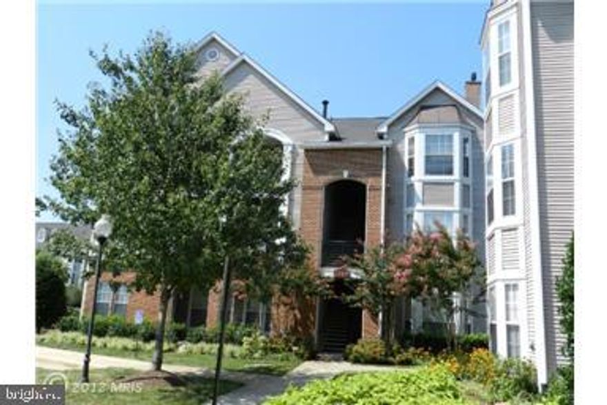 Beautiful, upgraded 2-br, 2-ba condo in sought after Riverbend Condominium. Upgrades include: Brazilian cherry hardwood floors almost all unit, newer tile in kitchen and baths, and Stainless Steel kitchen appliances. Main level unit (no stairs). Gas cooking, gas fireplace, full sized washer/dryer in unit. 2 parking spaces. All Cascades amenities.