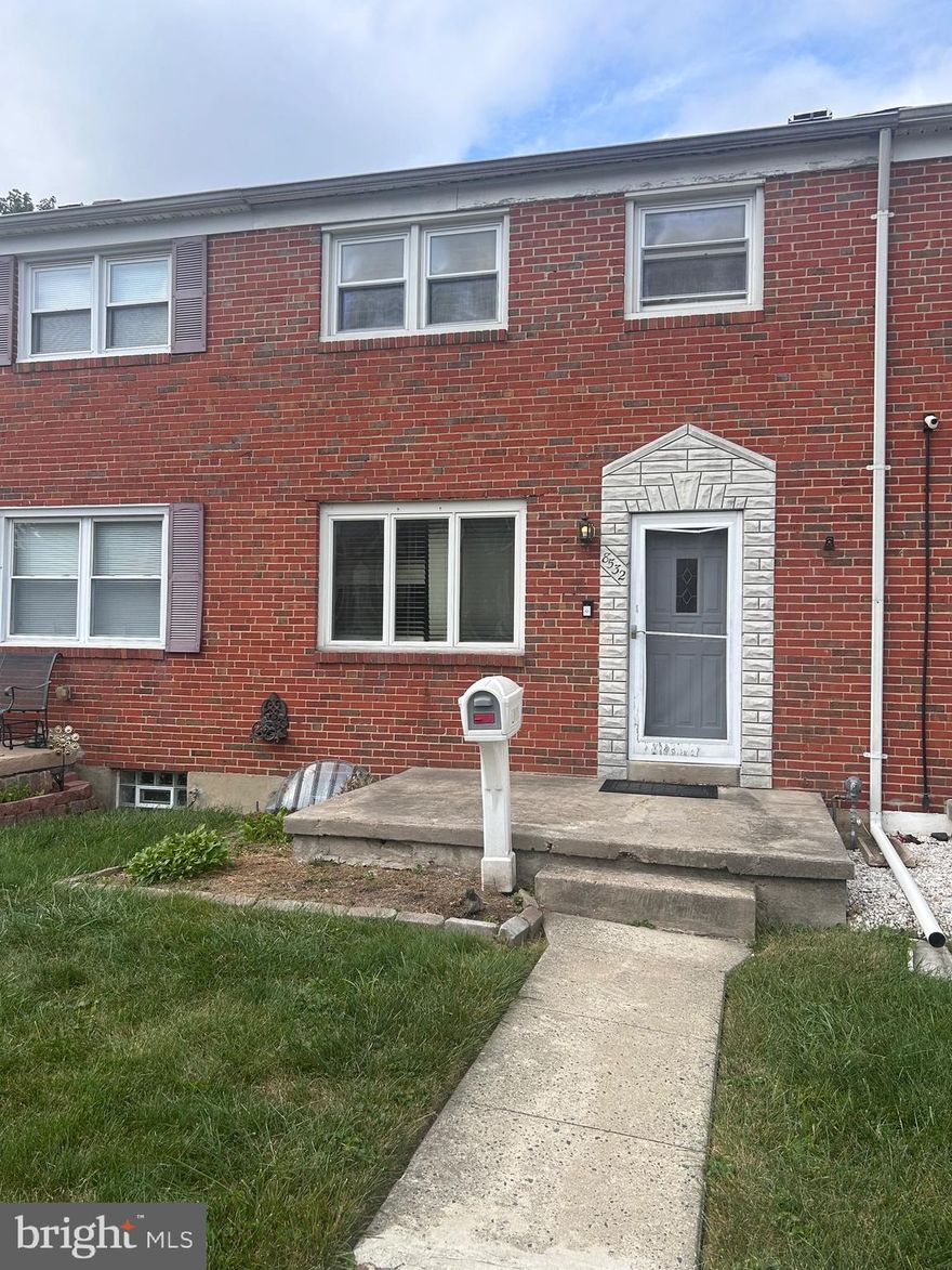 Fantastic opportunity,  great location in a great neighborhood, easy access to 695, 95, shopping, and Baltimore.  The home needs some updates but it's an opportunity to build some equity.  
3 bedrooms, 1 1/2 bath, fenced back yard,  hardwood floors throughout first and second floor  

great opportunity for a first time buyer that is willing to put in some work or a great opportunity for an investor.