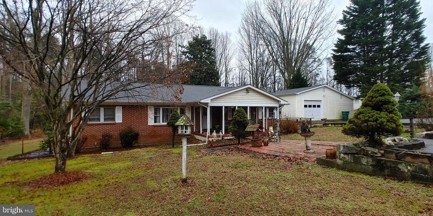 **** THIS IS A  STANDARD UNIT HOME.****
Uncover the hidden gem within this 2-bedroom, 2-bath property with a touch of tender loving care, and  little imagination restore this home to its former beauty. Priced to sell.
*Roof is less that 2 years old*