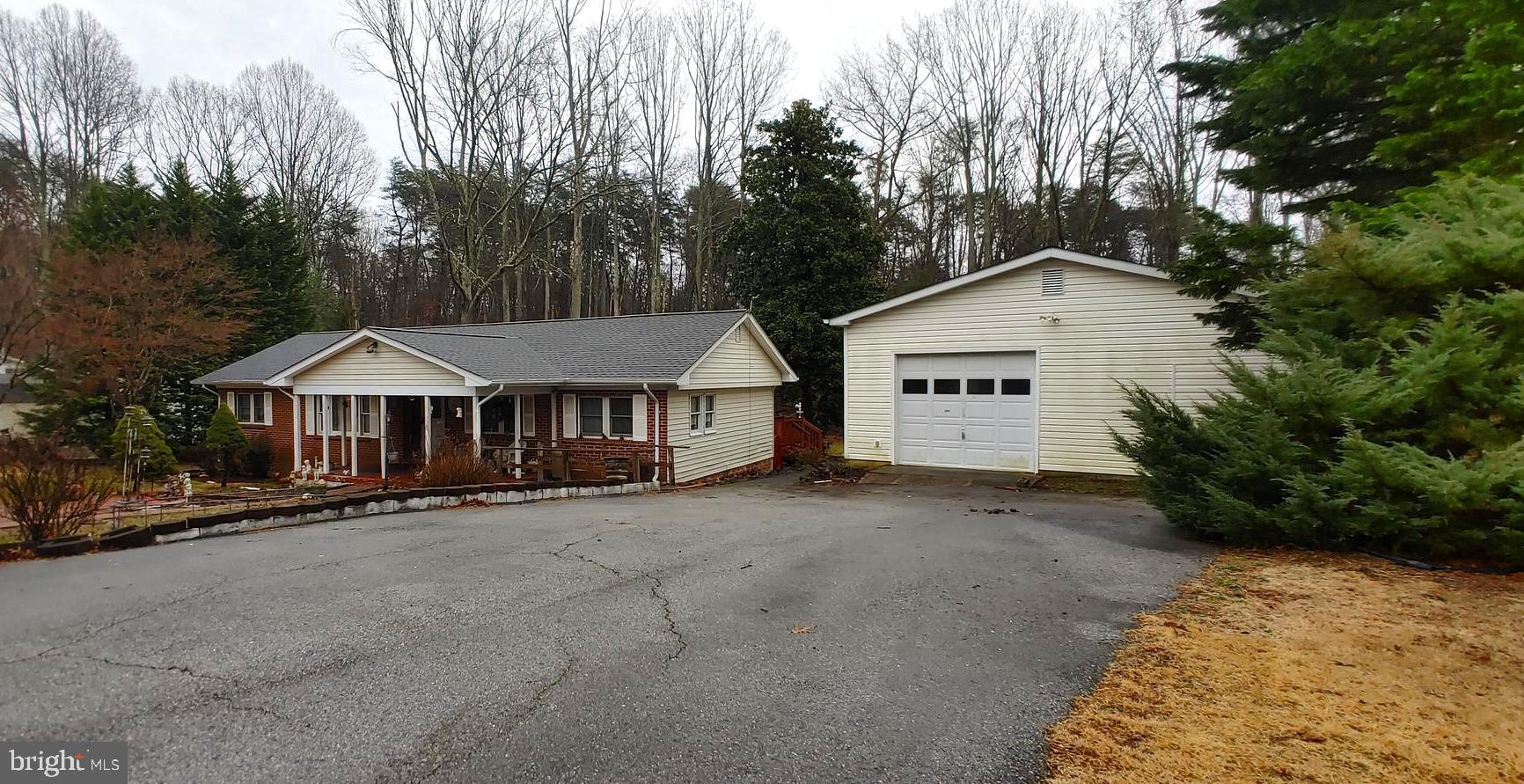 BREEZY KNOLLS - Residential