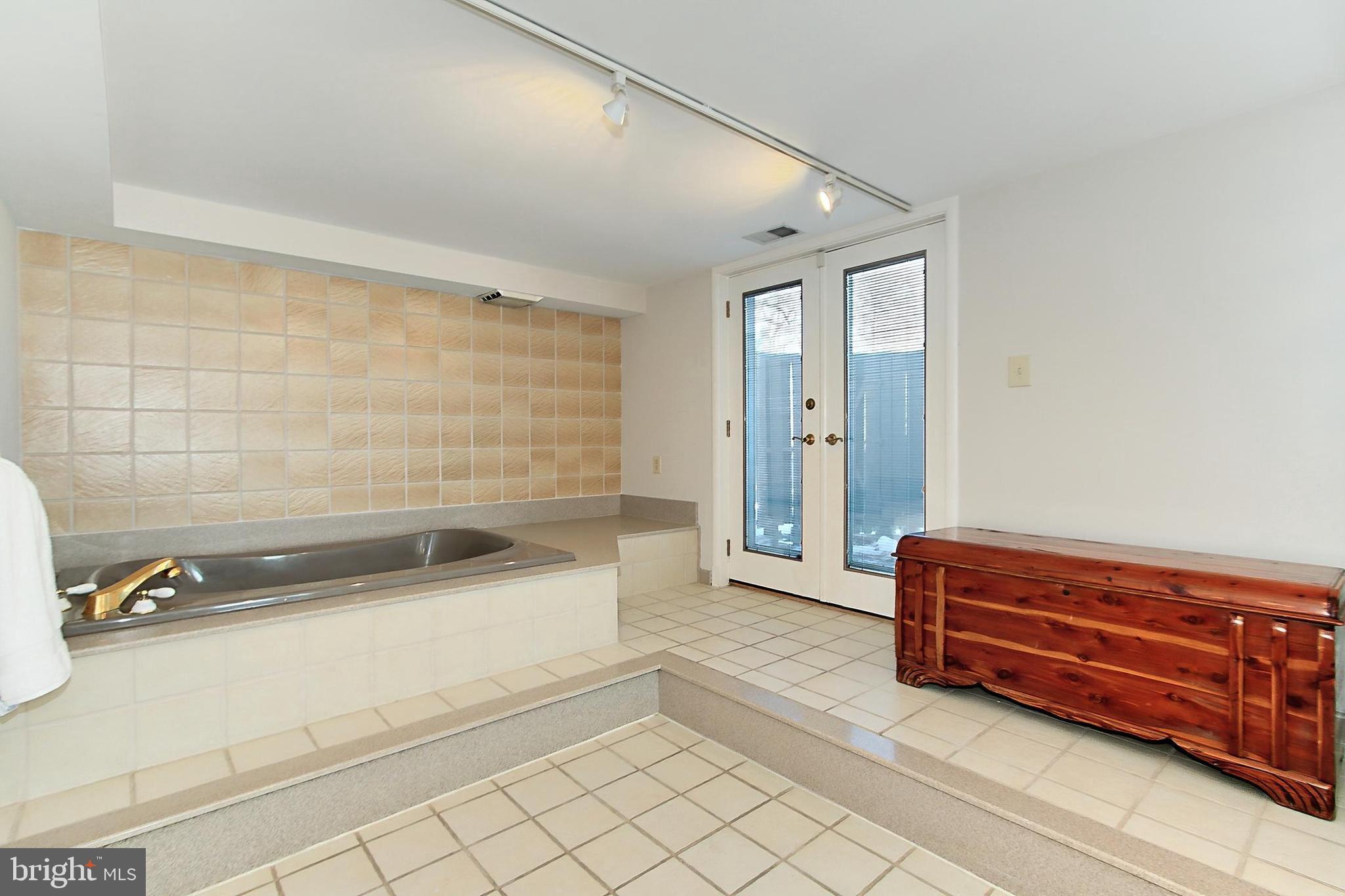 GOLF CLUB MANOR - Residential