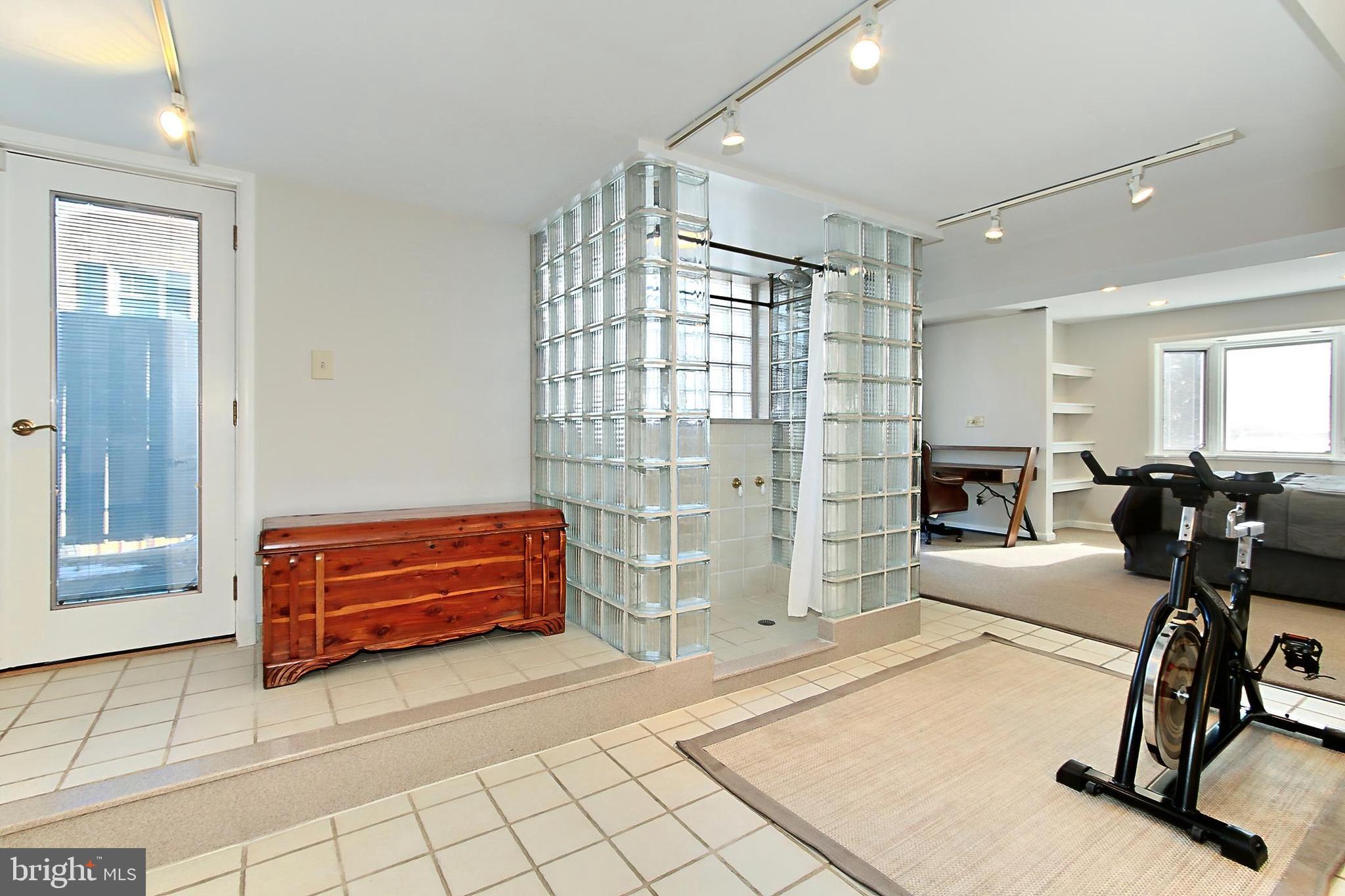 GOLF CLUB MANOR - Residential