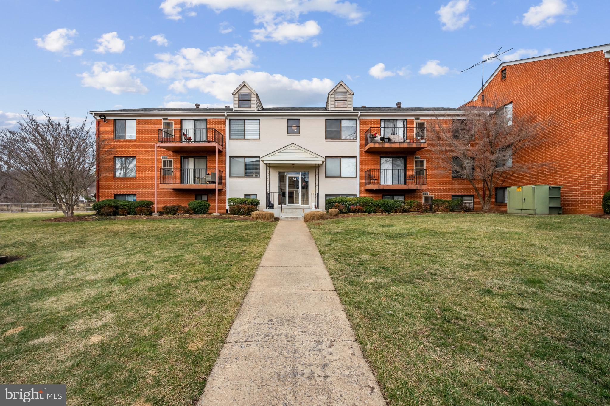 COUNTRY CLUB GREEN - Residential