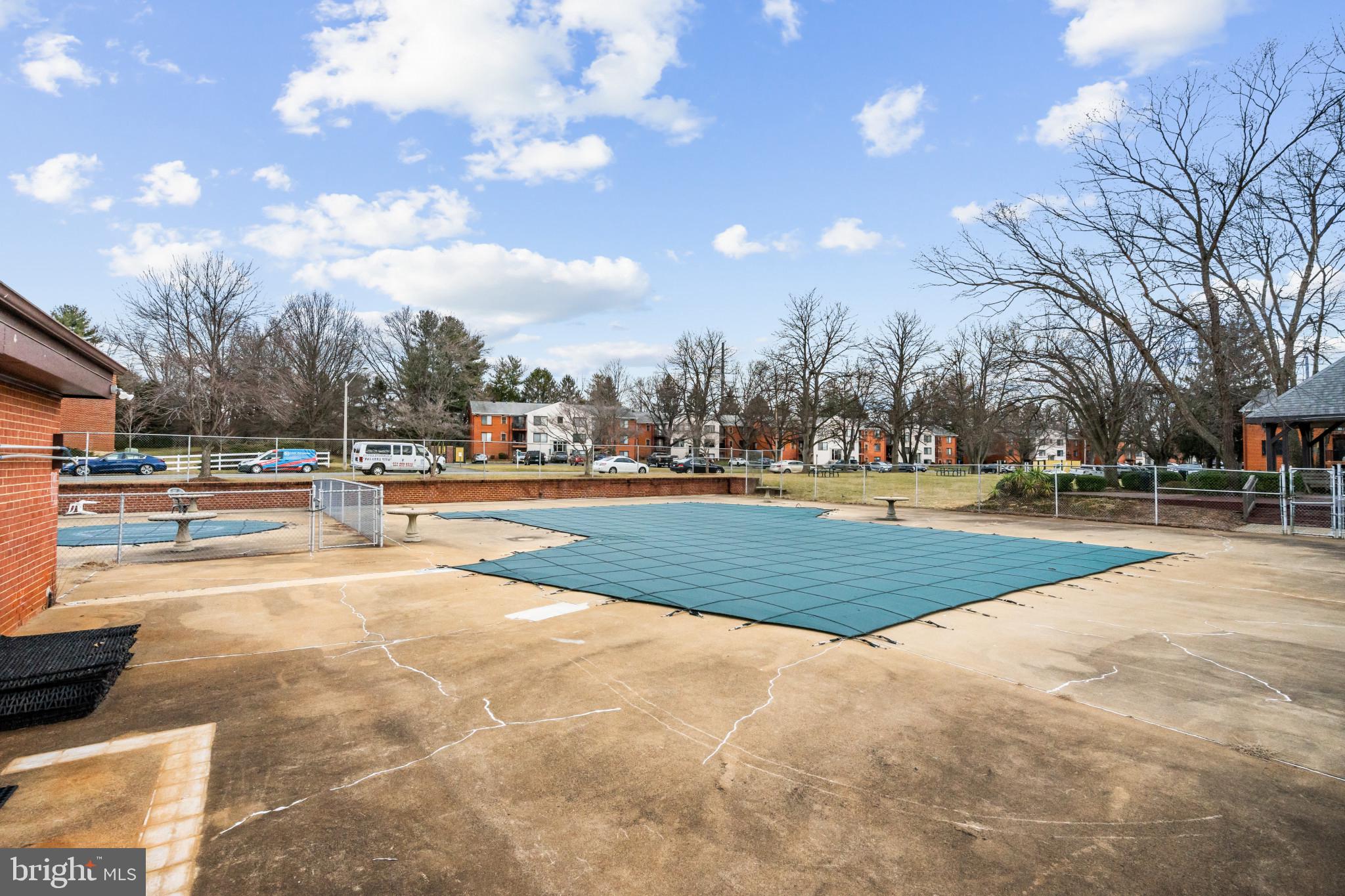 COUNTRY CLUB GREEN - Residential