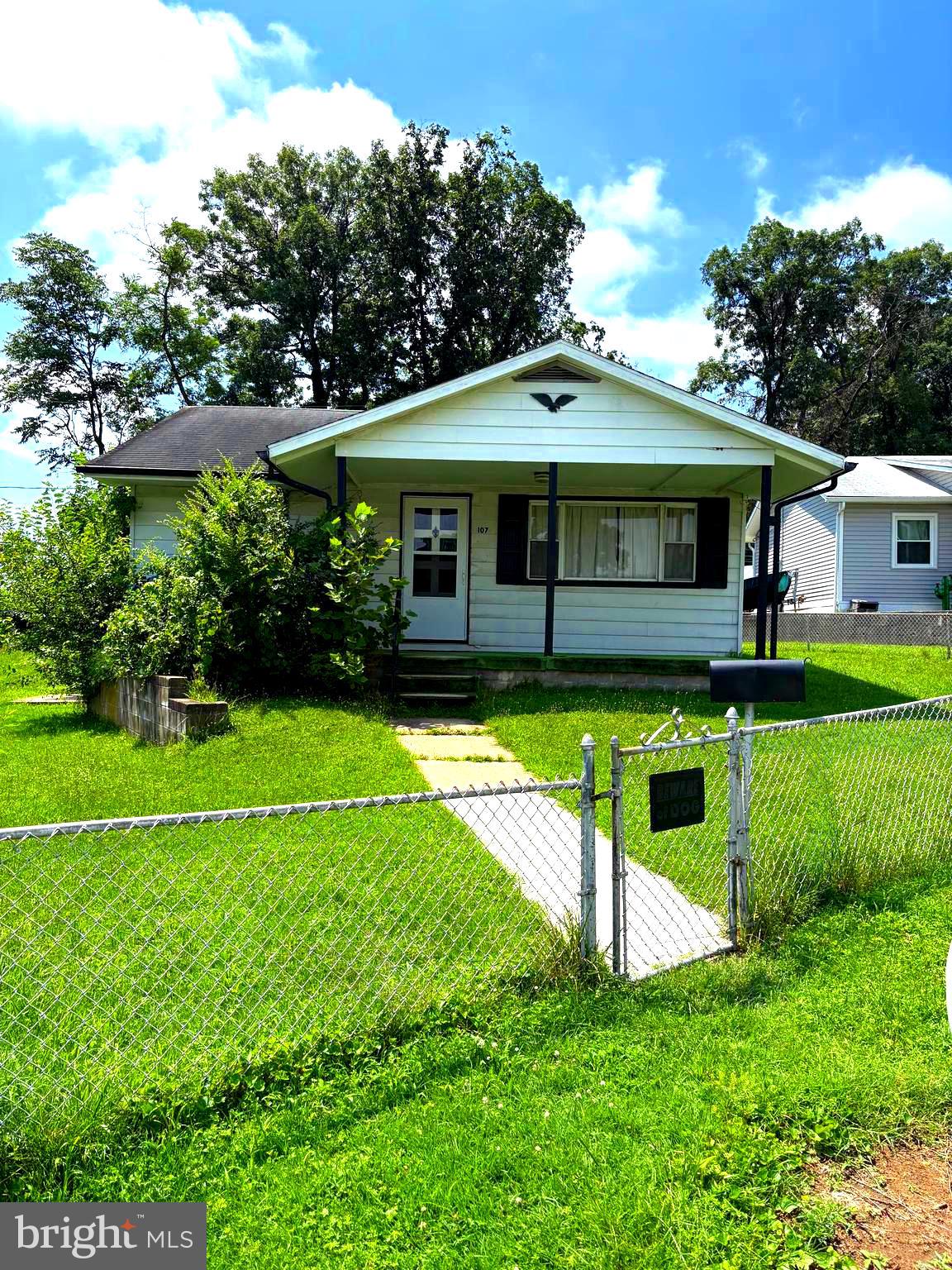 Single Family Home in need of TLC. Rancher home on one level! Nice Basement will give you Ample storage, Laundry area with Washer and Dryer. . Fully fenced Yard. 2 Bedroom One Bath, Home has ceiling fans and 2 AC units, Working Oil burning furnace . Great investment home! Fix up and move. In, Nice size private back yard. Sidewalks and covered front porch! Call for additional information!
Cash or Hard money. only.