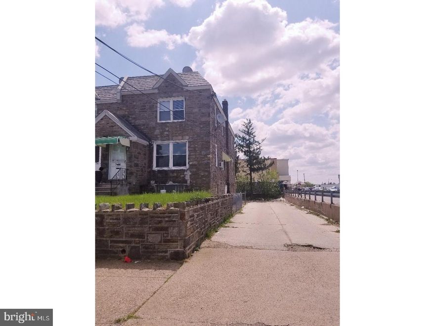 New Remodel 2 bedroom apartment with hard wood floor, garnet counter top, full basement with a extra room on the basement can be use a 3 rd bedroom , or office  2 car garage included.