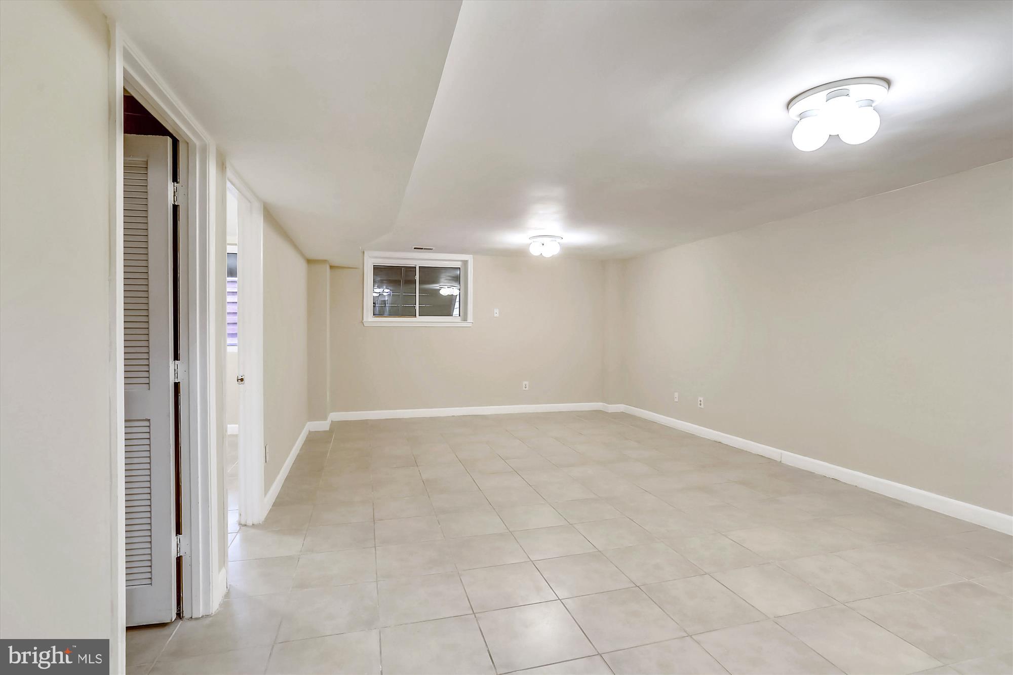 ASHBURN FARM - Residential Lease