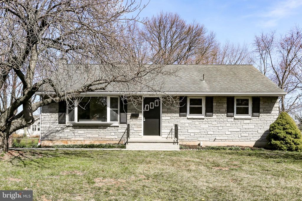 Photo of 437 N MOUNT JOY ST, ELIZABETHTOWN, PA 17022 (MLS # PALA2032356)