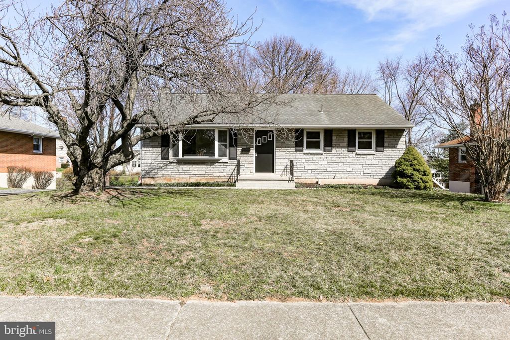 Photo of 437 N MOUNT JOY ST, ELIZABETHTOWN, PA 17022 (MLS # PALA2032356)