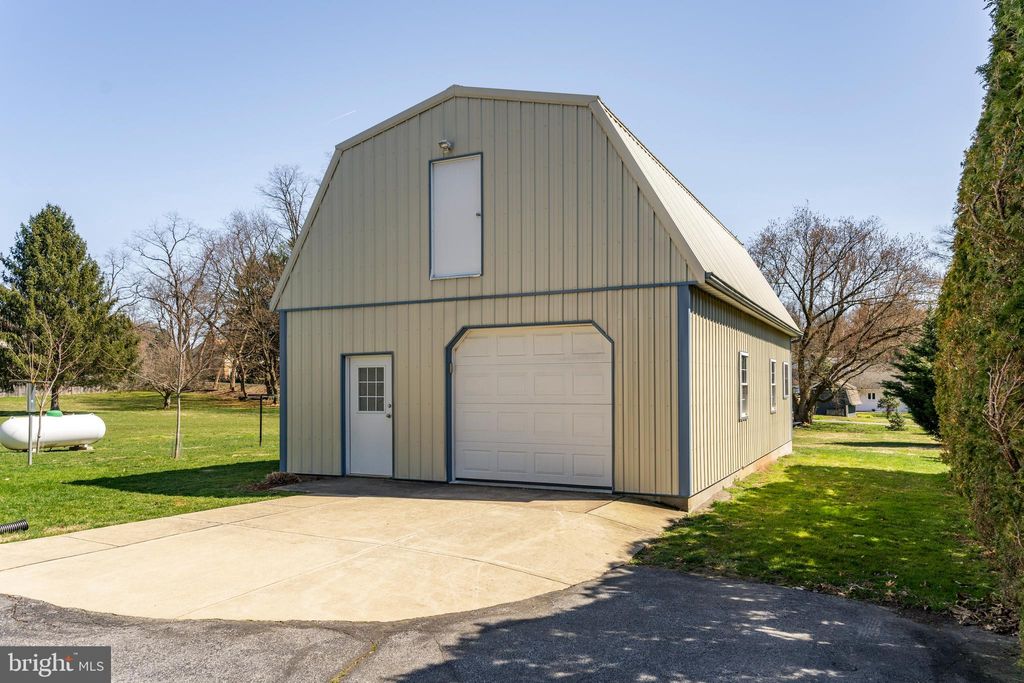 Photo of 19 CRESTVIEW DR, AKRON, PA 17501 (MLS # PALA2032650)