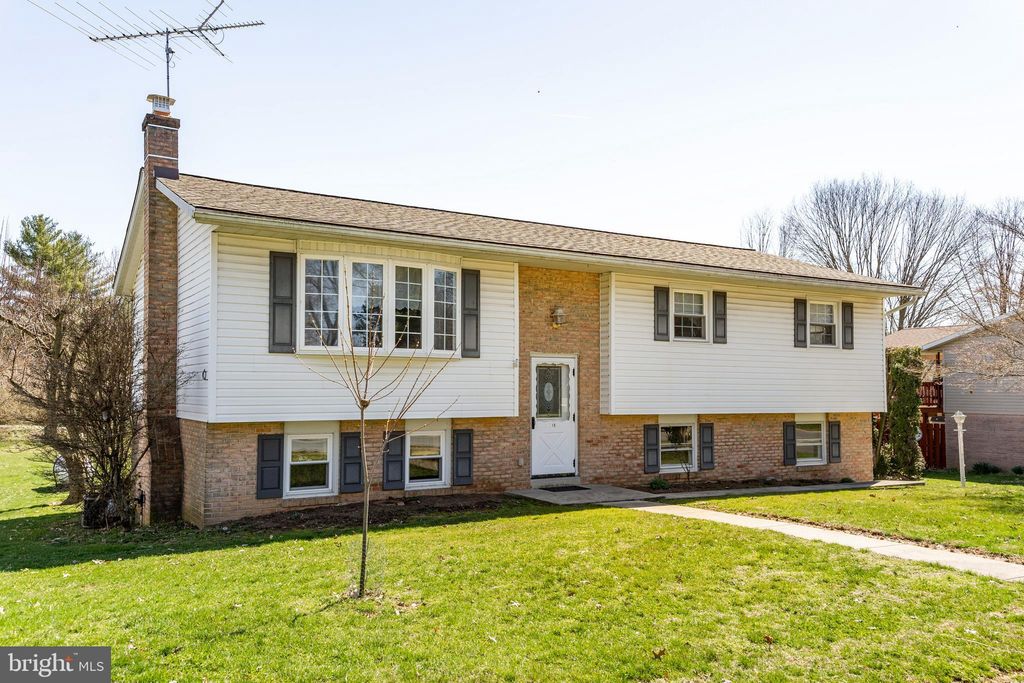 Photo of 19 CRESTVIEW DR, AKRON, PA 17501 (MLS # PALA2032650)