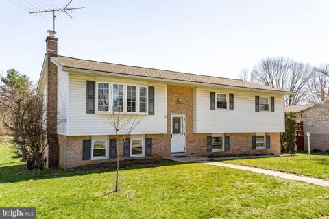 Photo of 19 CRESTVIEW DR, AKRON, PA 17501 (MLS # PALA2032650)