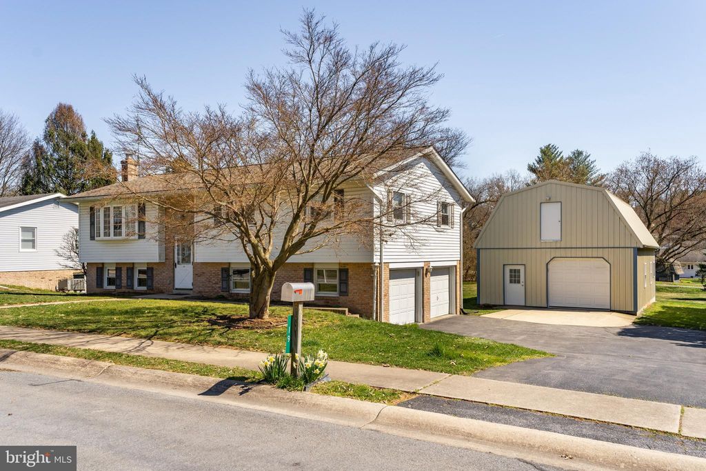 Photo of 19 CRESTVIEW DR, AKRON, PA 17501 (MLS # PALA2032650)