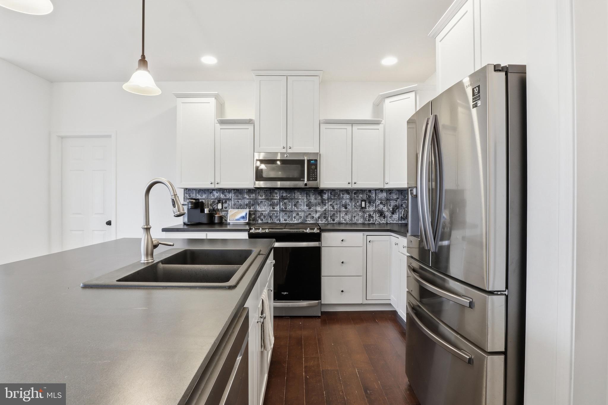 LAUREL VISTAS - Residential