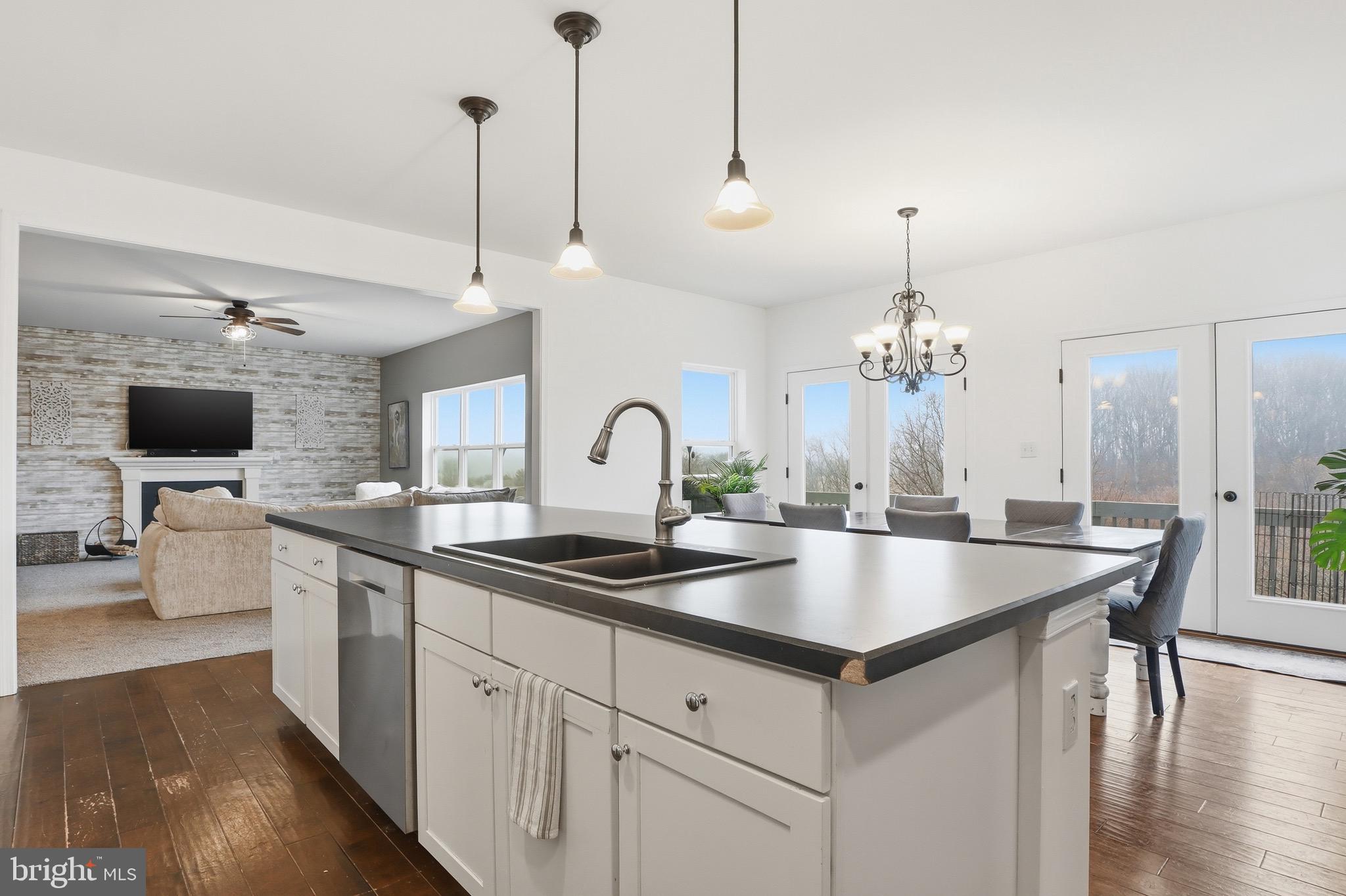 LAUREL VISTAS - Residential