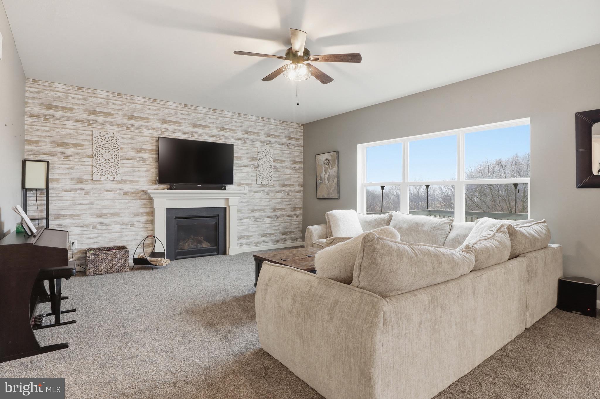 LAUREL VISTAS - Residential