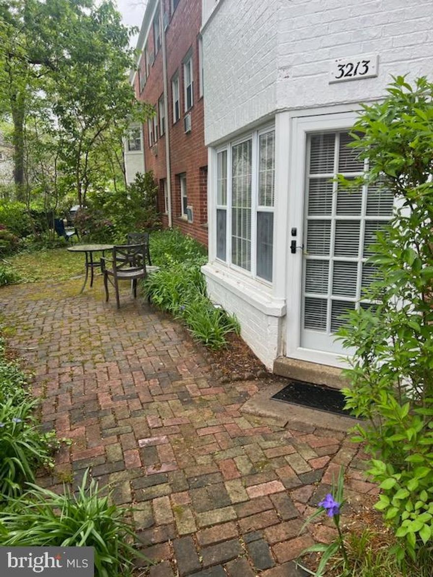 Large Outdoor Patio.  Lots of windows  Washee/  included   One of the best units in Park Fairfax.  Only electricity to be paid.