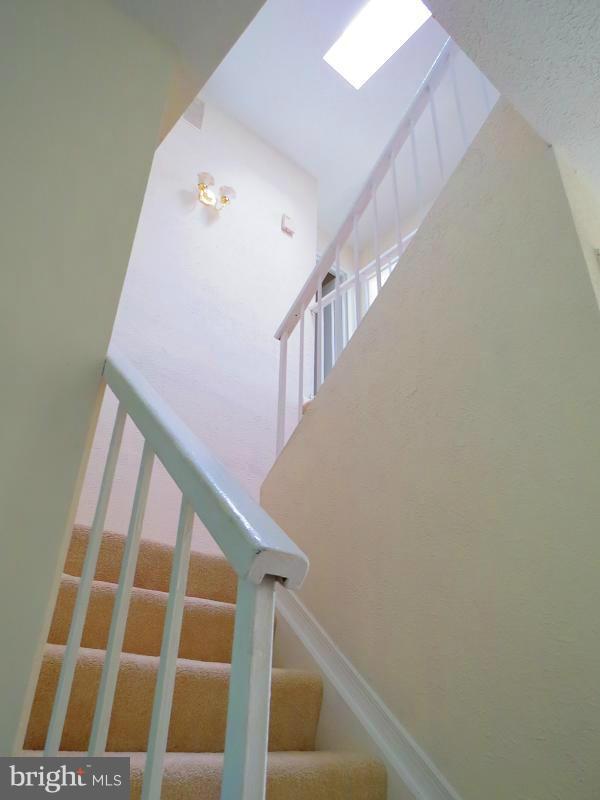 DULLES PARK TOWNHOUSES - Residential