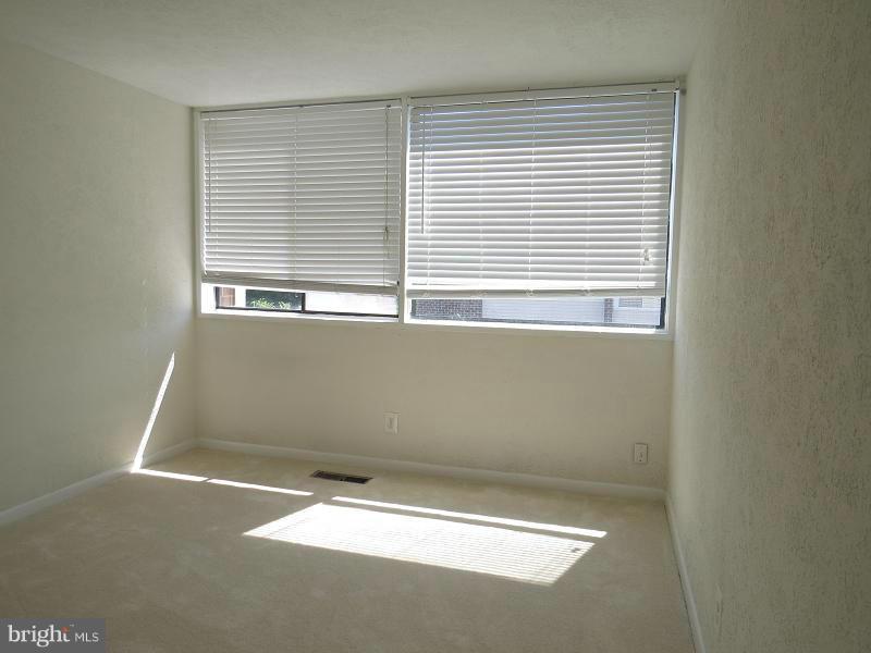 DULLES PARK TOWNHOUSES - Residential